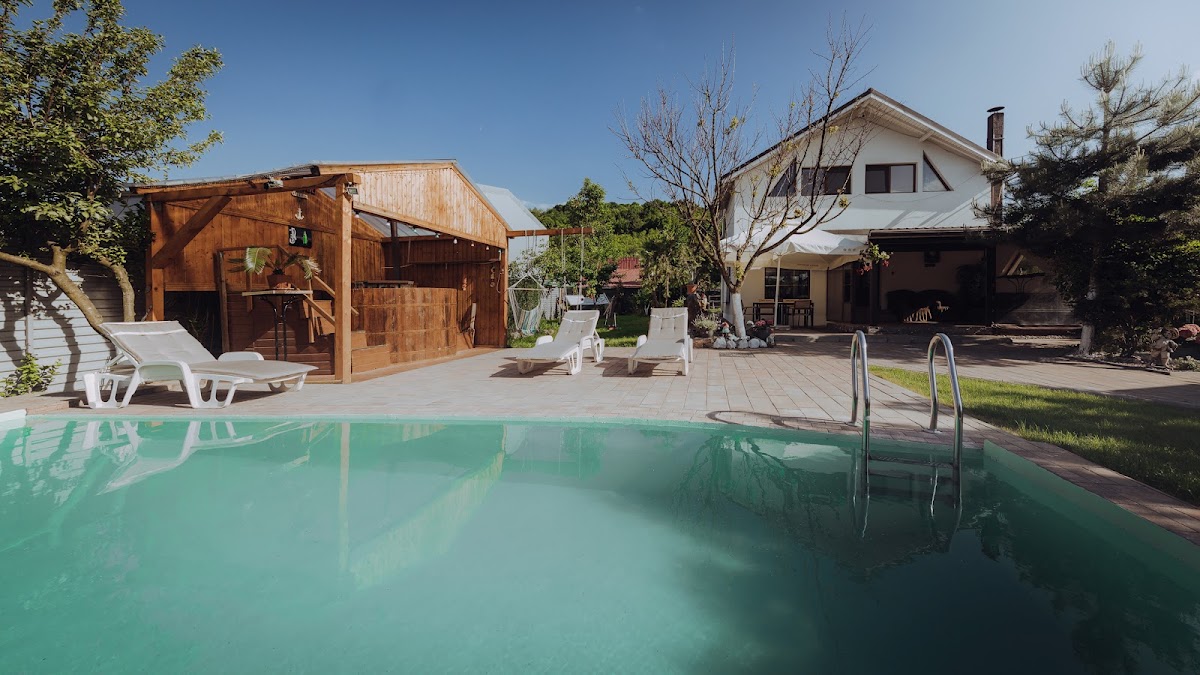 Căsuța de sub deal | Ciubăr și piscină