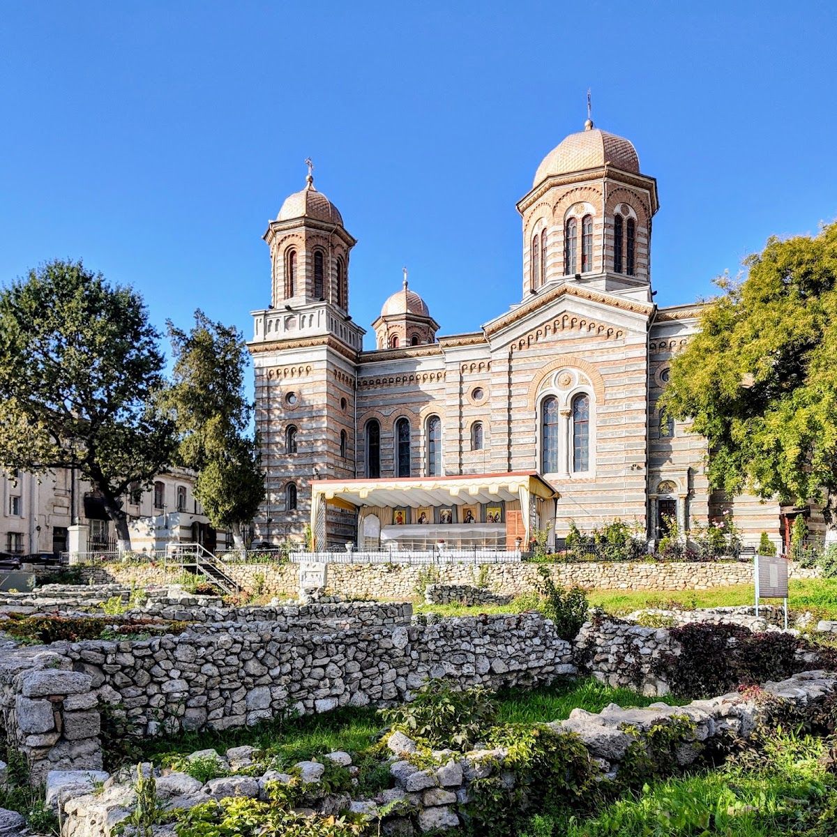 Catedrala Arhiepiscopală „Sfinții Apostoli Petru și Pavel” - foto 1