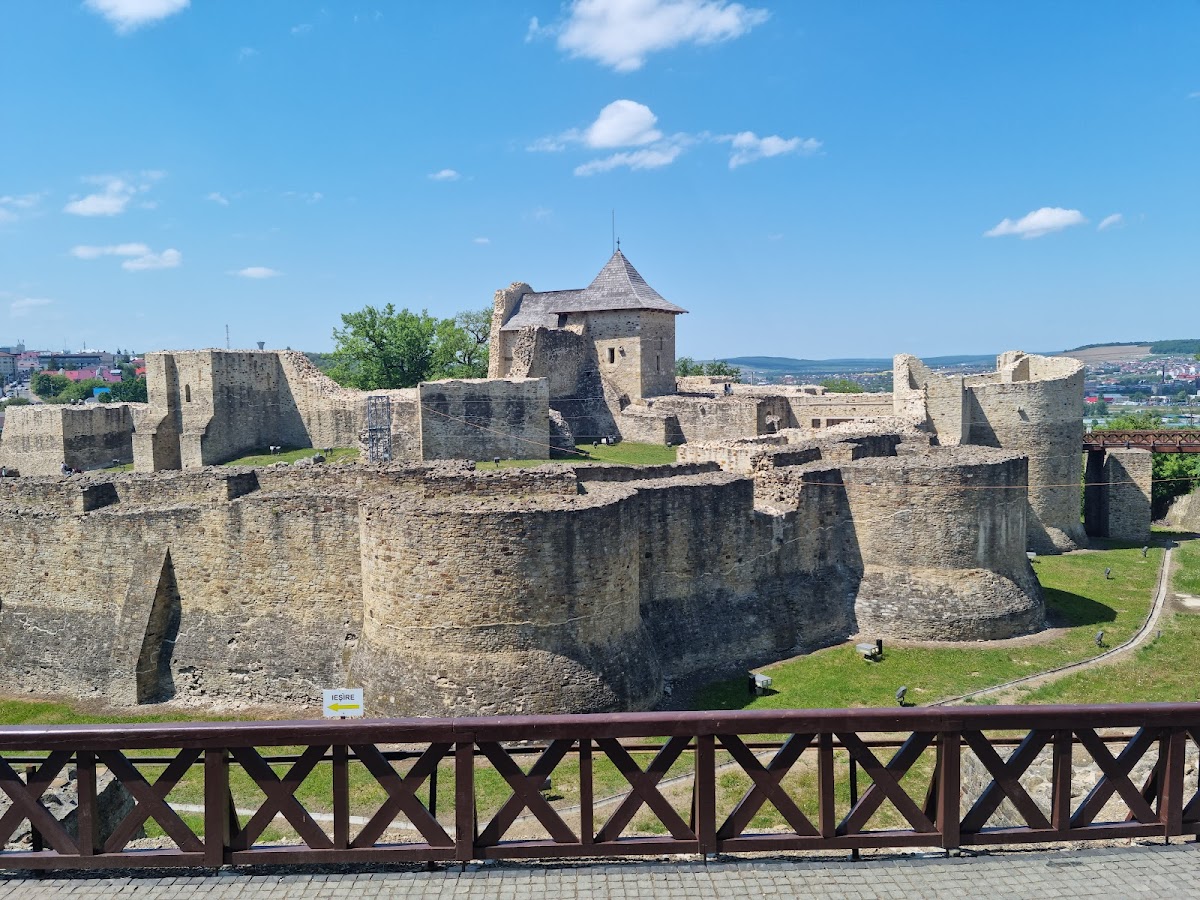 Cetatea de Scaun a Sucevei - foto 1