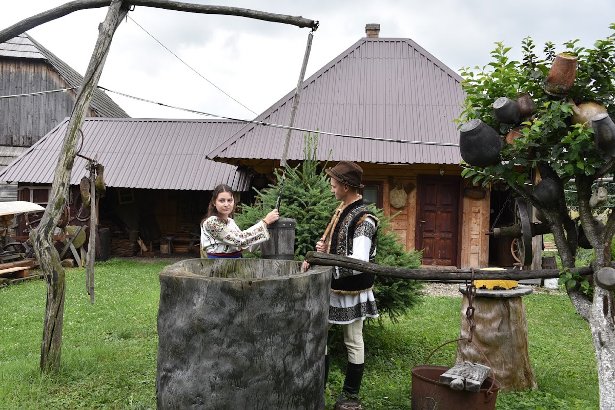 ETHNOGRAPHIC COLLECTION 'FELICIA AND DIONIZIE OLENICI' - foto 4