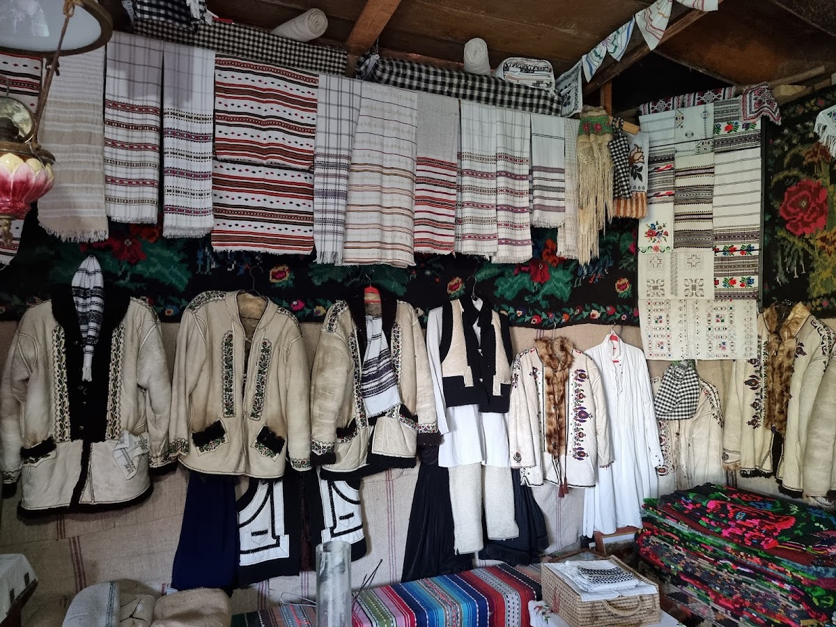 ETHNOGRAPHIC COLLECTION 'FELICIA AND DIONIZIE OLENICI' - foto 5