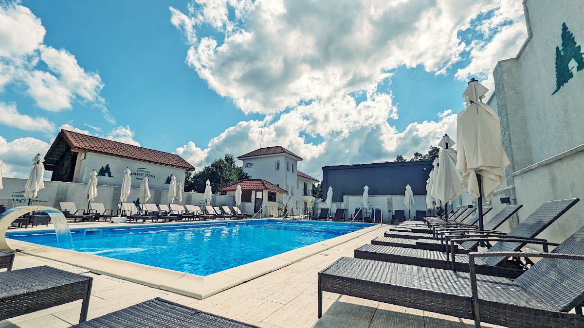 Complex Parc Pini Moinesti - foto 1