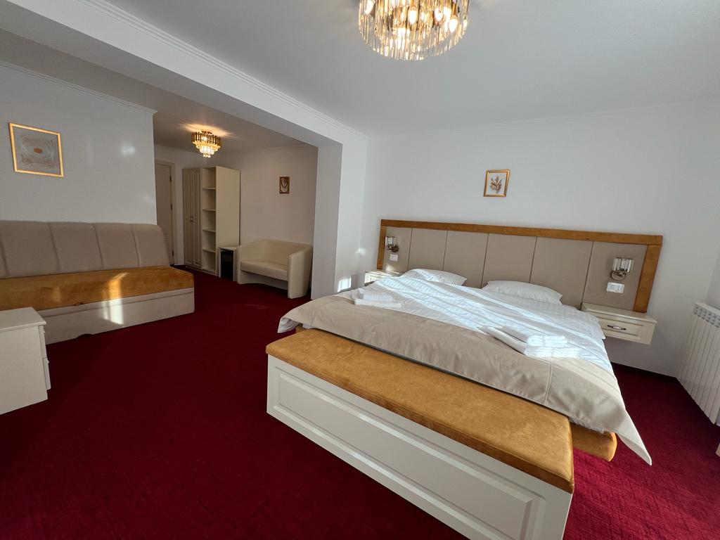 Complex Parc Pini Moinesti - foto 2