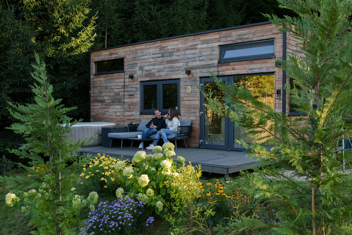 Coniferis Retreat, Tomnatic