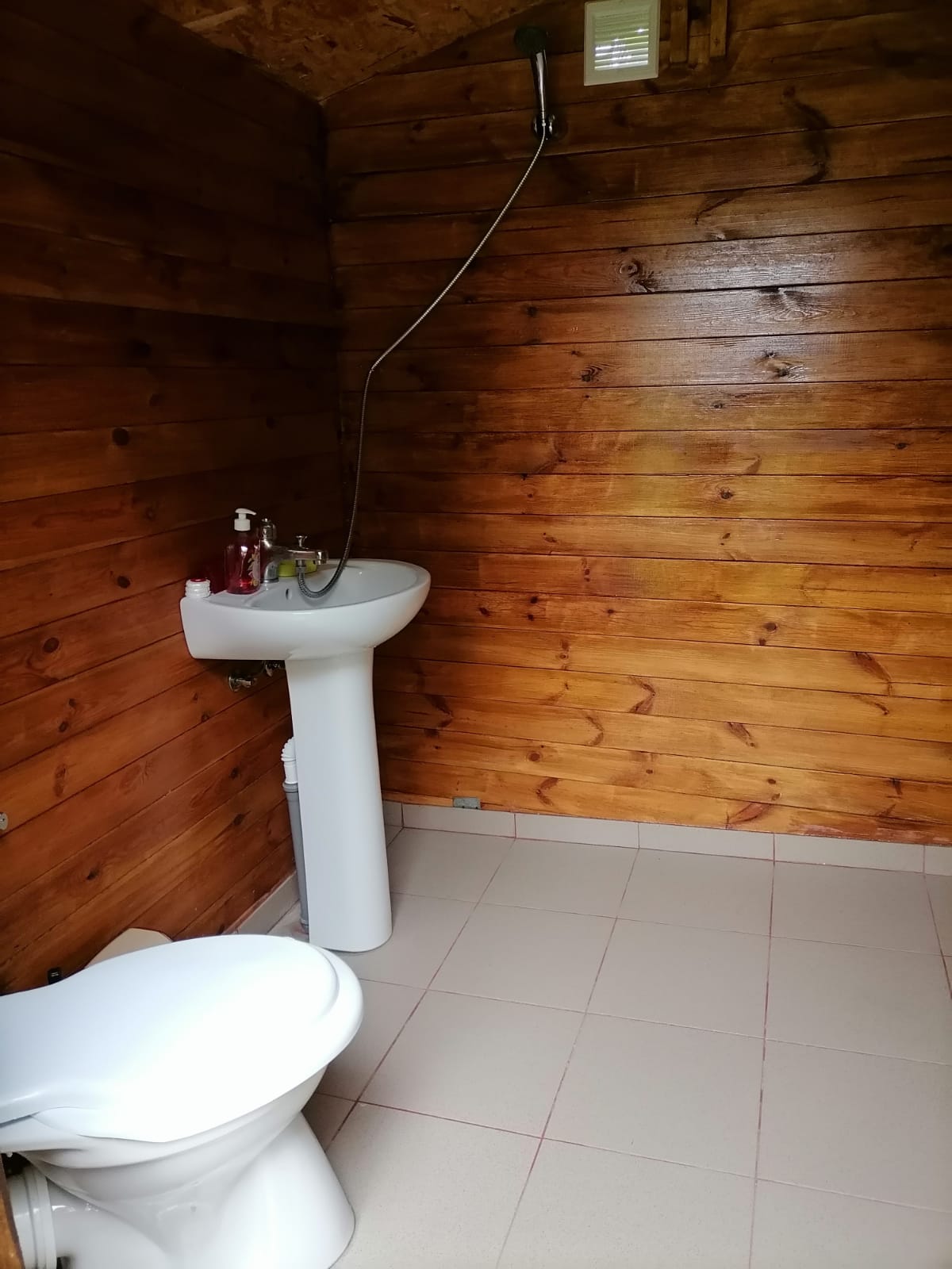 Edelweiss guesthouse, glamping y camping
