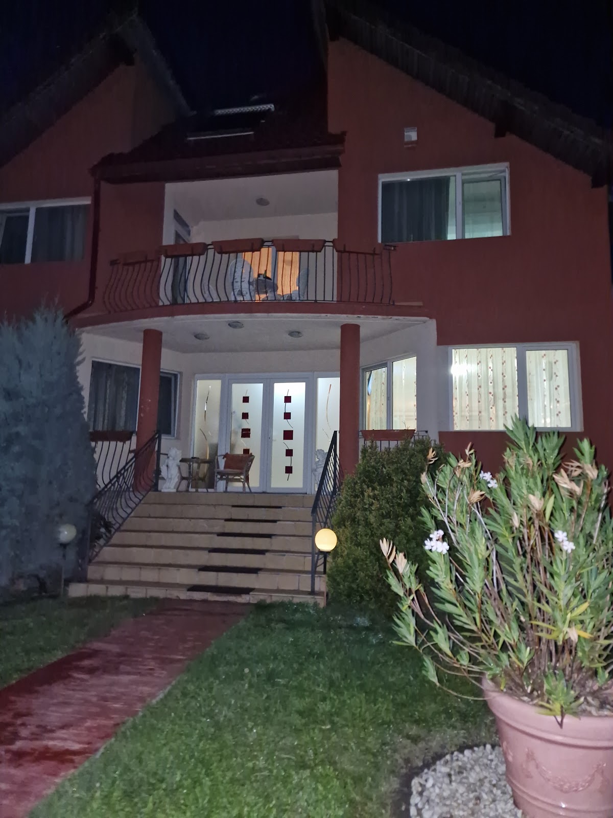 Family Pension, Arad