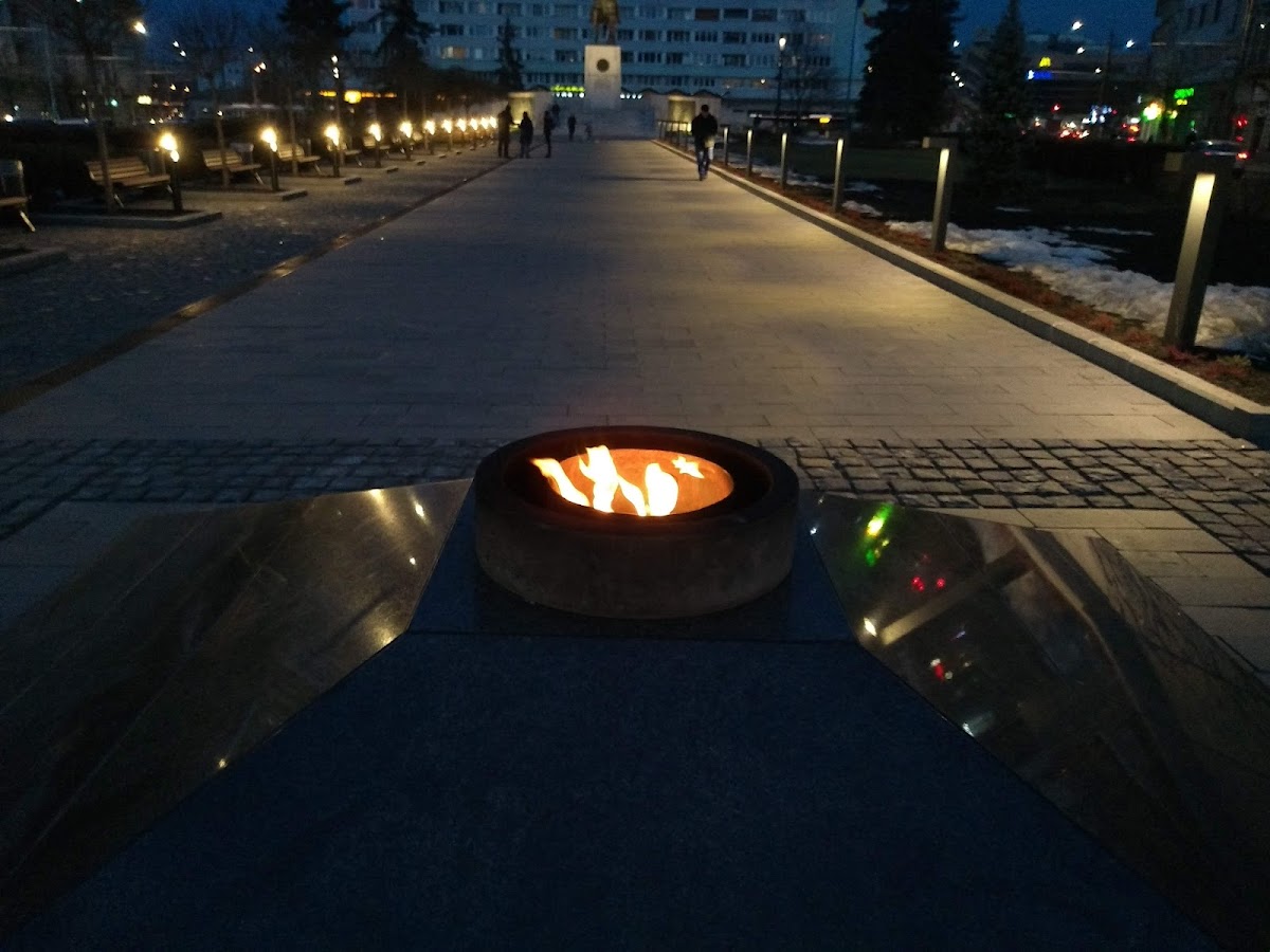 Flamme Éternelle sur la Place Mihai Viteazul, Cluj-Napoca - foto 2