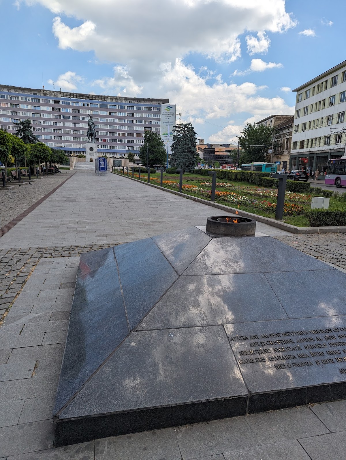 Flamme Éternelle sur la Place Mihai Viteazul, Cluj-Napoca - foto 3