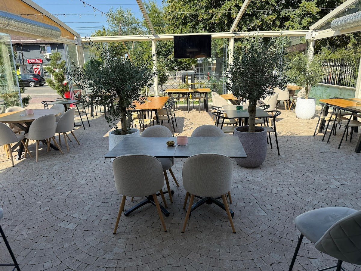 Graf Bistro Balș - foto 1