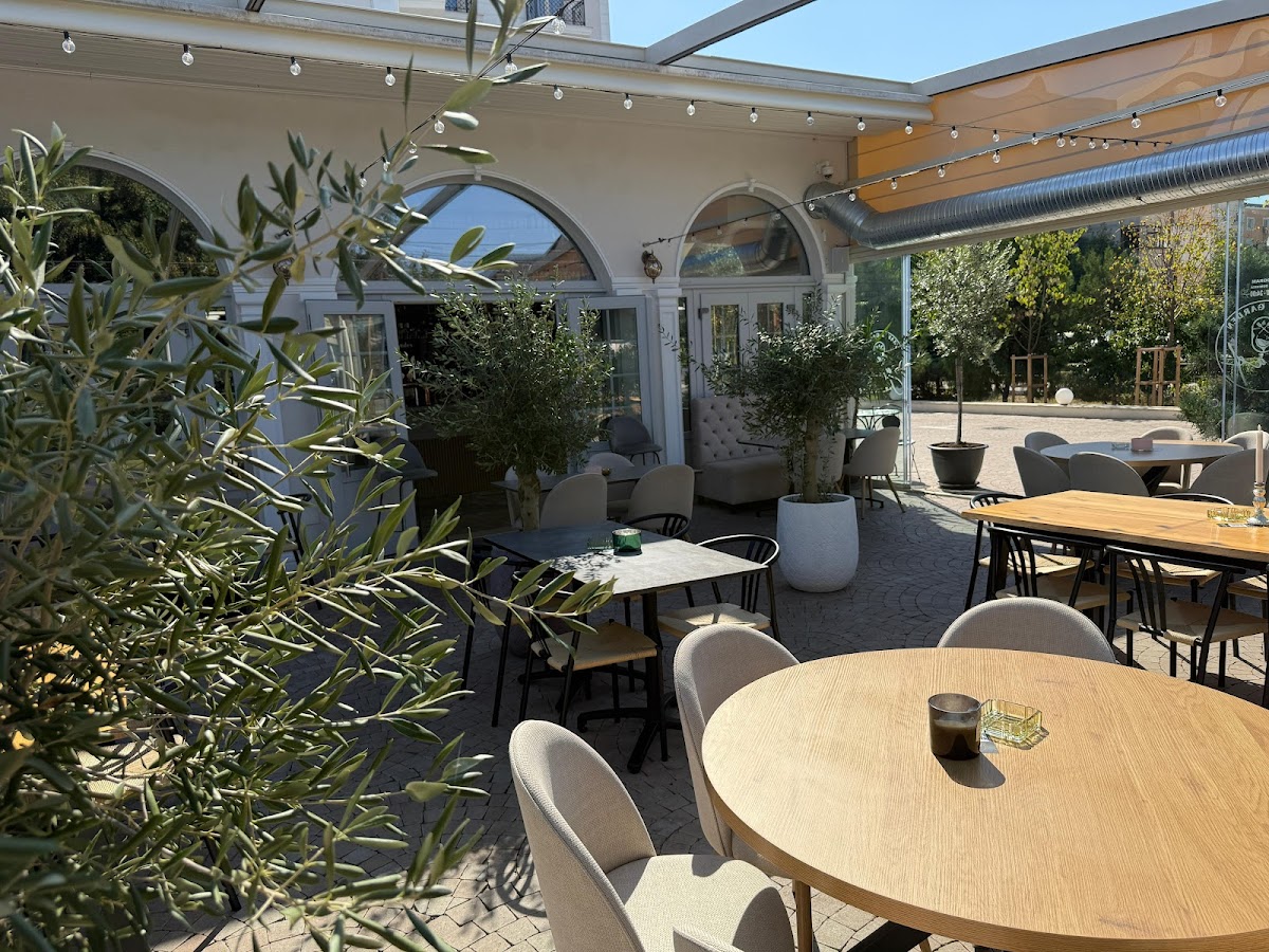 Graf Bistro Balș - foto 3