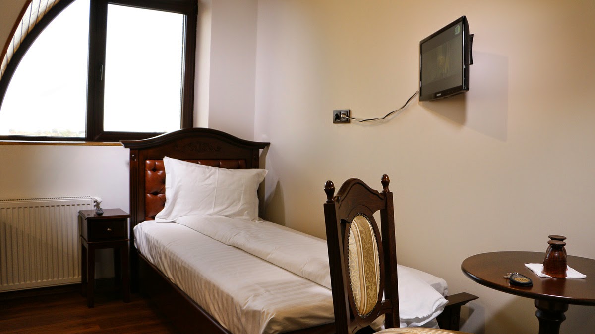 Hanu lui Gică - foto 2