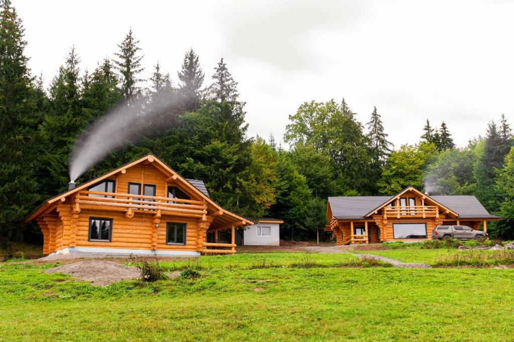 Harghita Log Houses (Szürke Farkas & Barna Medve), Izvoare