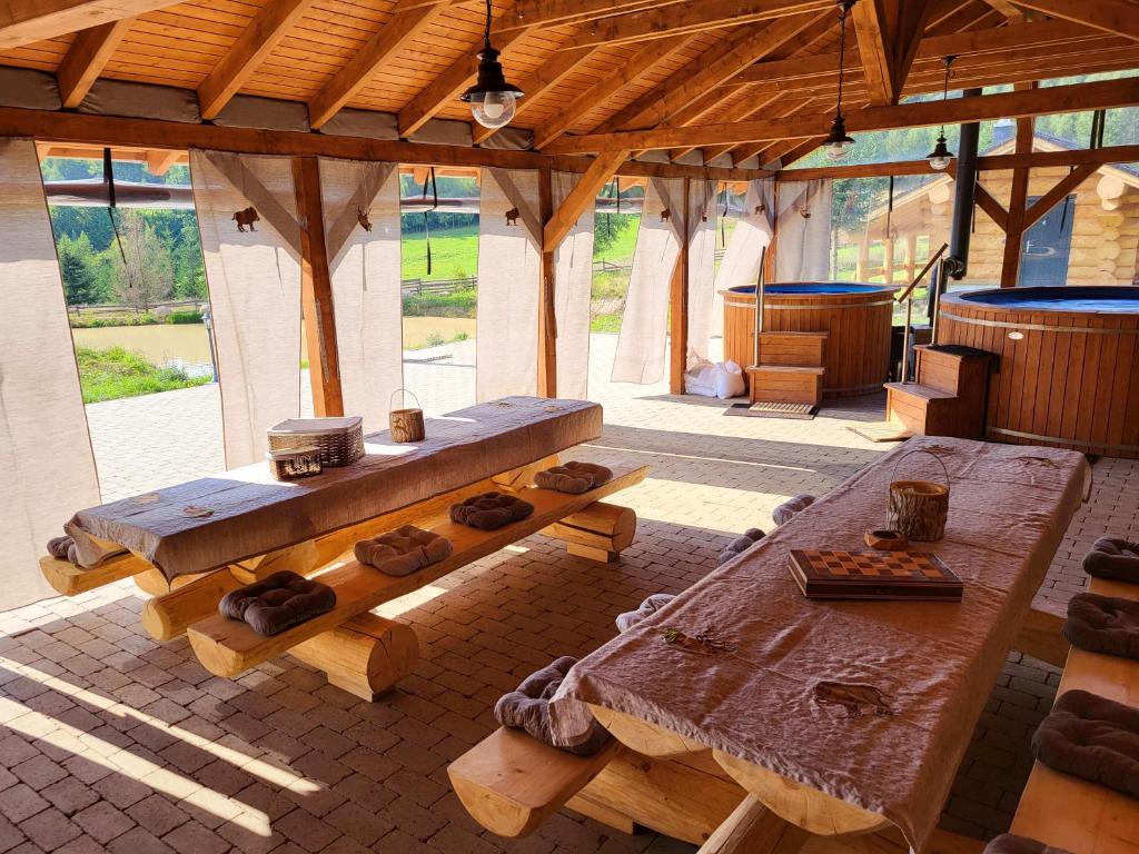 Harghita Log Houses (Szürke Farkas & Barna Medve)