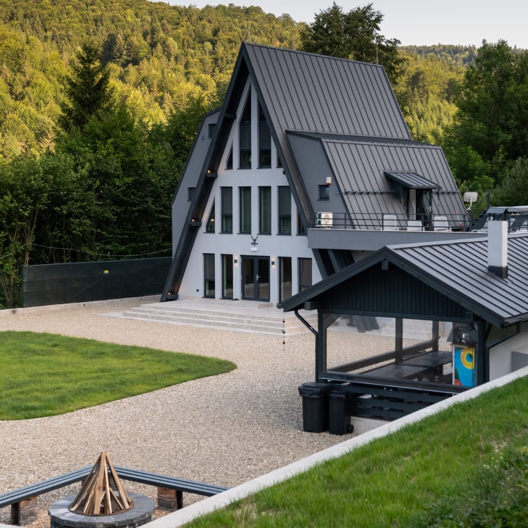 Hidden Chalet, Cazaci