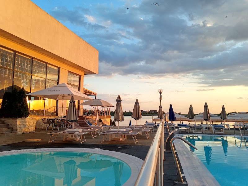 Hotel Evergreen, Amara