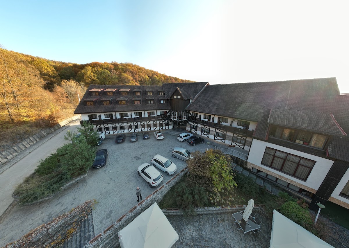 Hotel Sara, Ţicleni