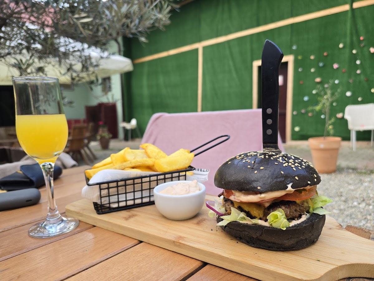 Jenaki's Bistro & Lounge - foto 3