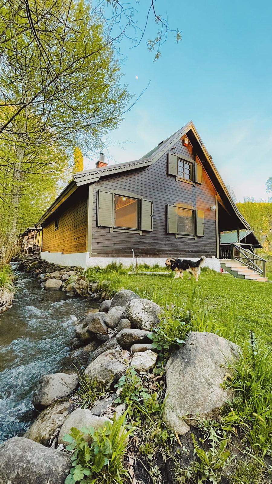 Karak Chalet, Izvoare
