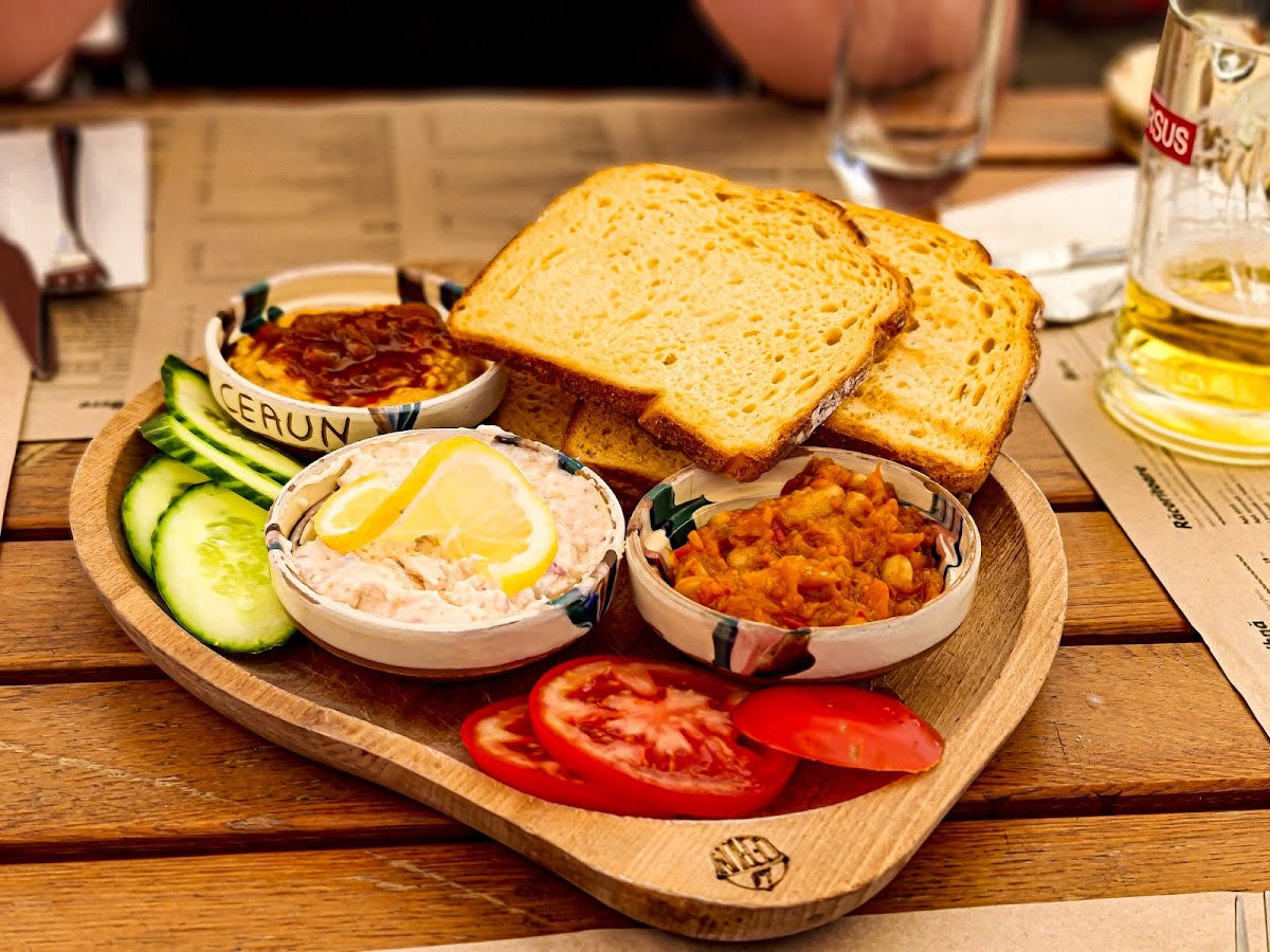 La Ceaun - Piata Sfatului - foto 2