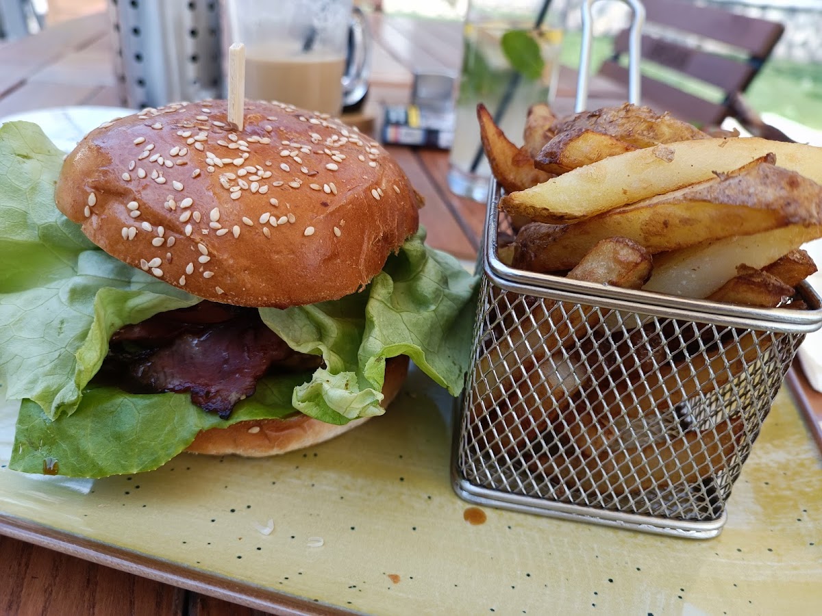 La Curtea Domnească - foto 2