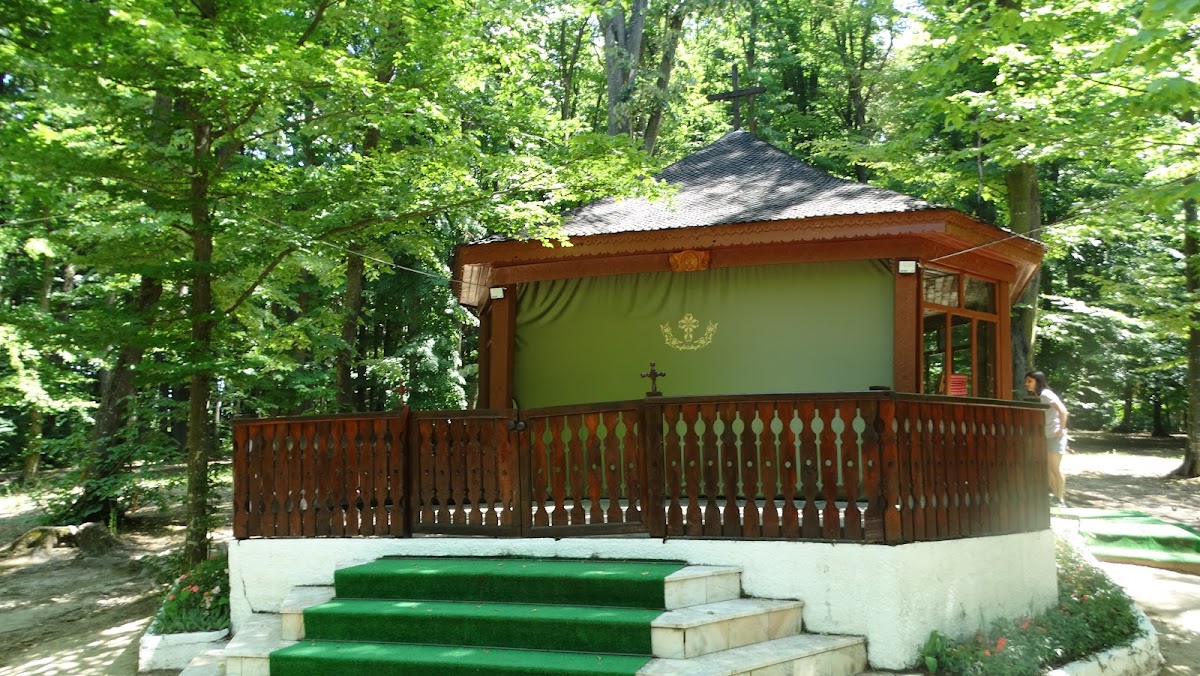 Mănăstirea Buciumeni - Altarul din pădure