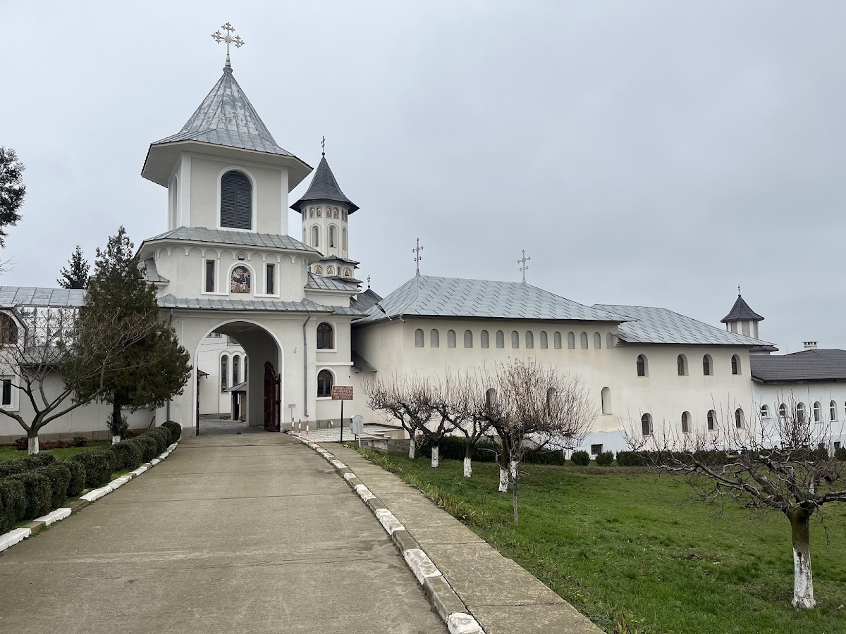 Manastirea Cudalbi - foto 1