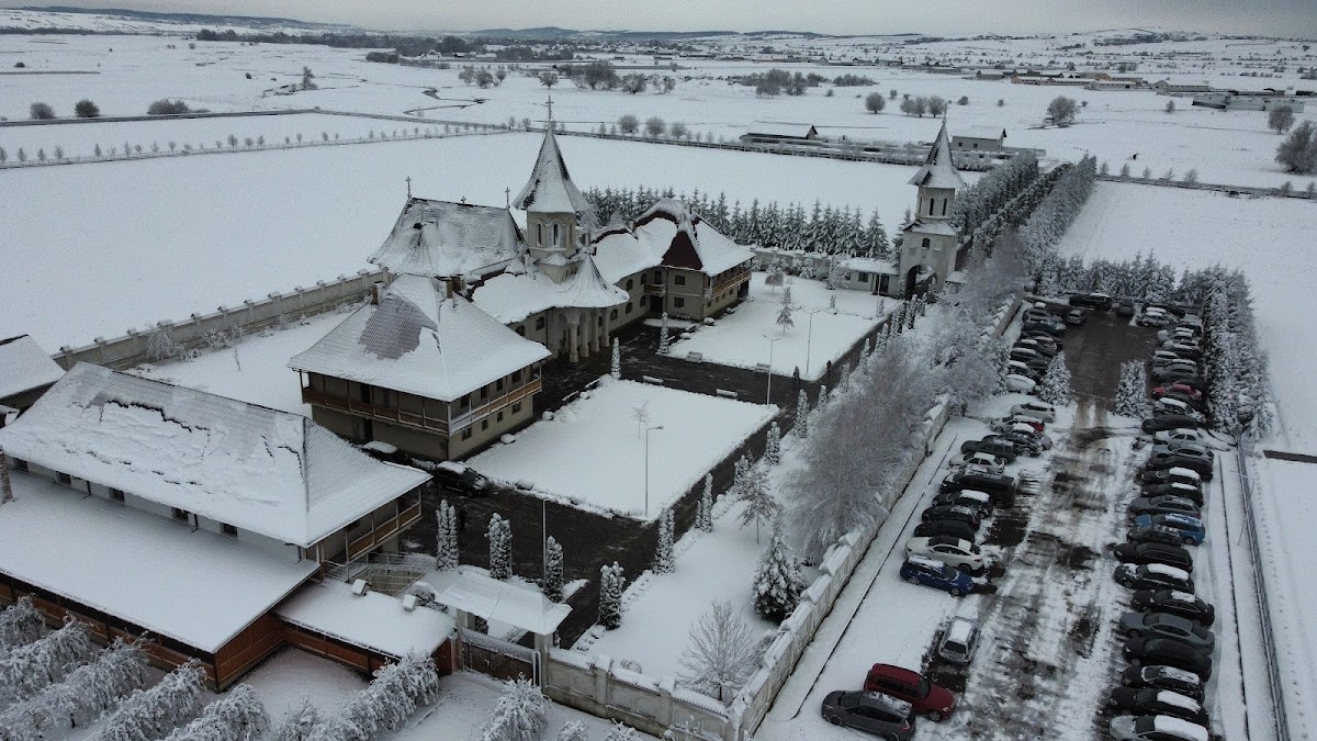 Mănăstirea de maici "Intrarea în Biserică a Maicii Domnului" Rădăuți - foto 2
