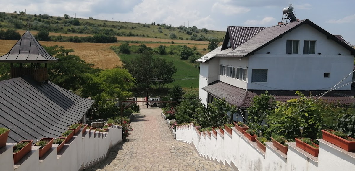 Mănăstirea Ortodoxă din Strunga - foto 3