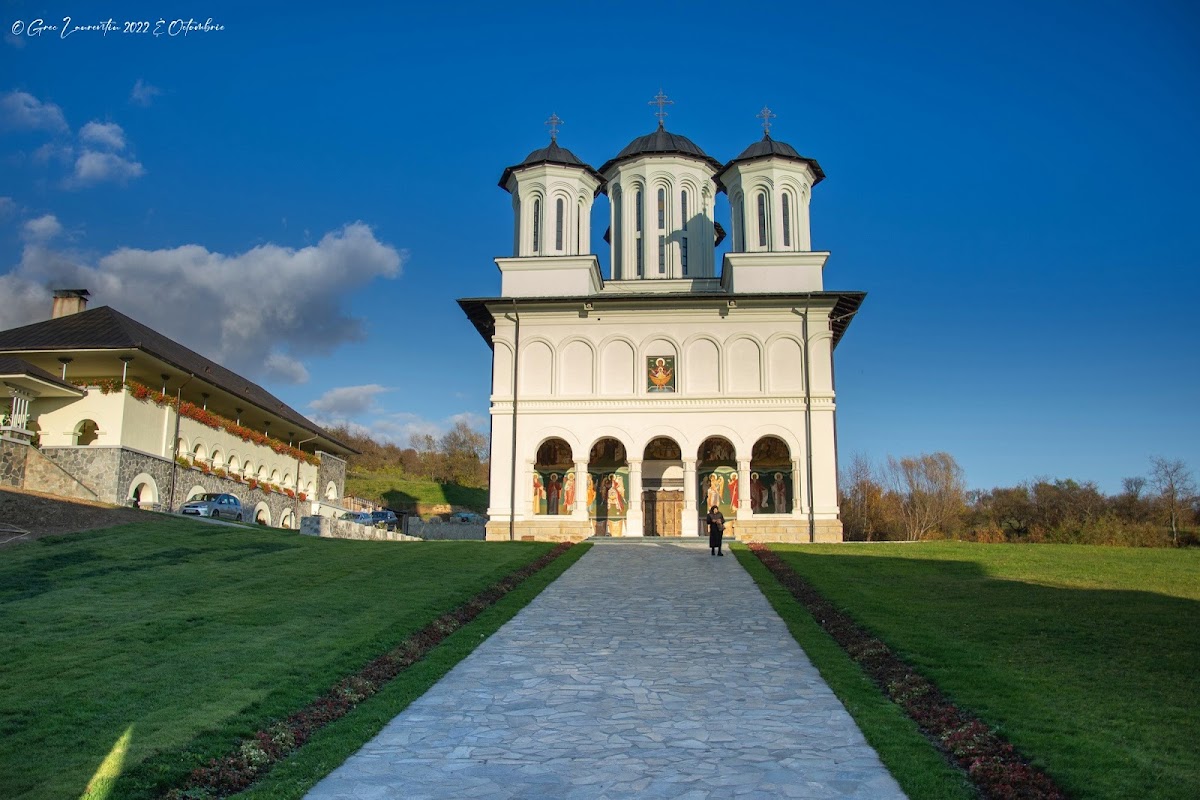 Mănăstirea Salva - foto 1