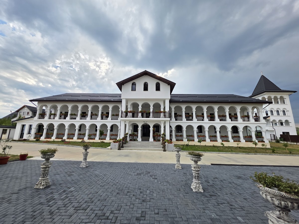 Monastery "Holy Trinity" (St. Pantelimon) - foto 2