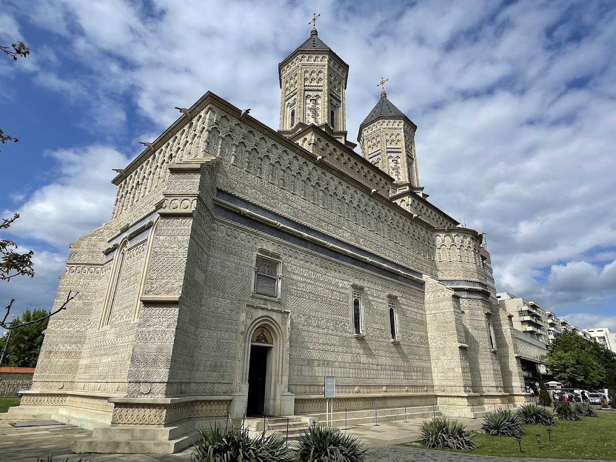 Mănăstirea Sfinții Trei Ierarhi - foto 2