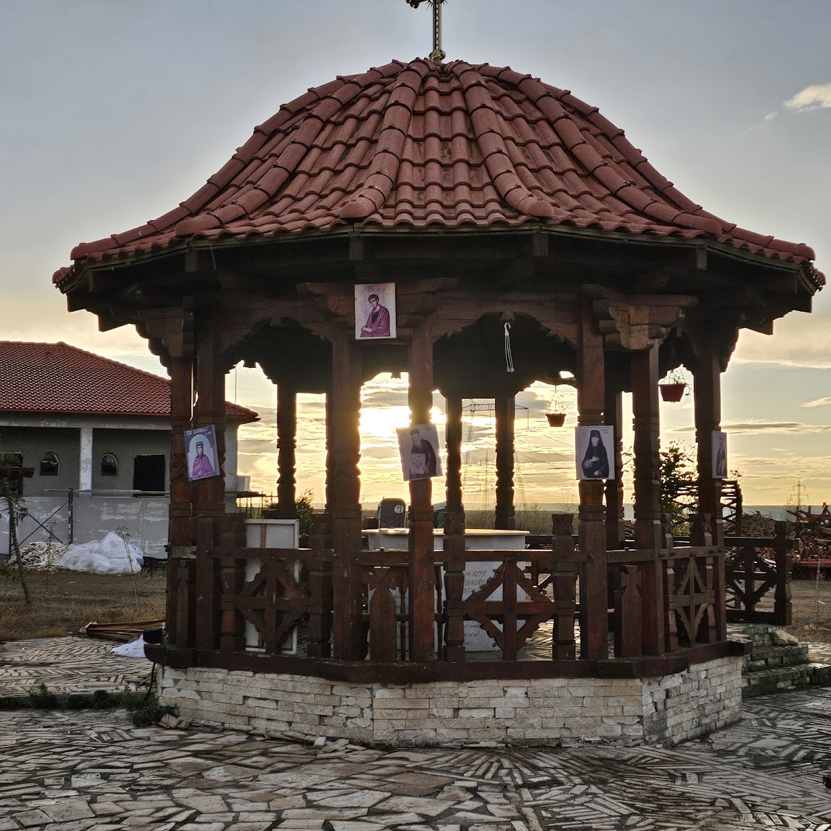 Mănăstirea Sfinților Români - foto 3