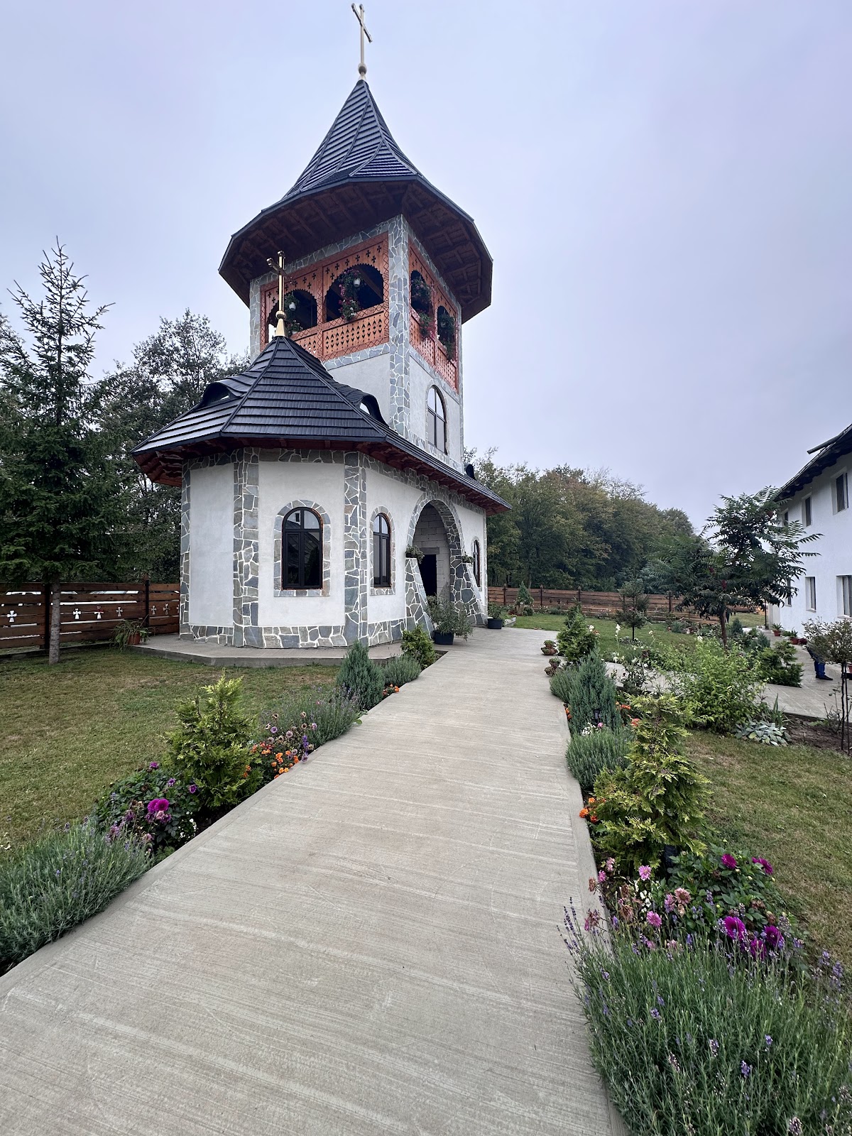 Mănăstirea Stejarul - Falticeni - foto 2