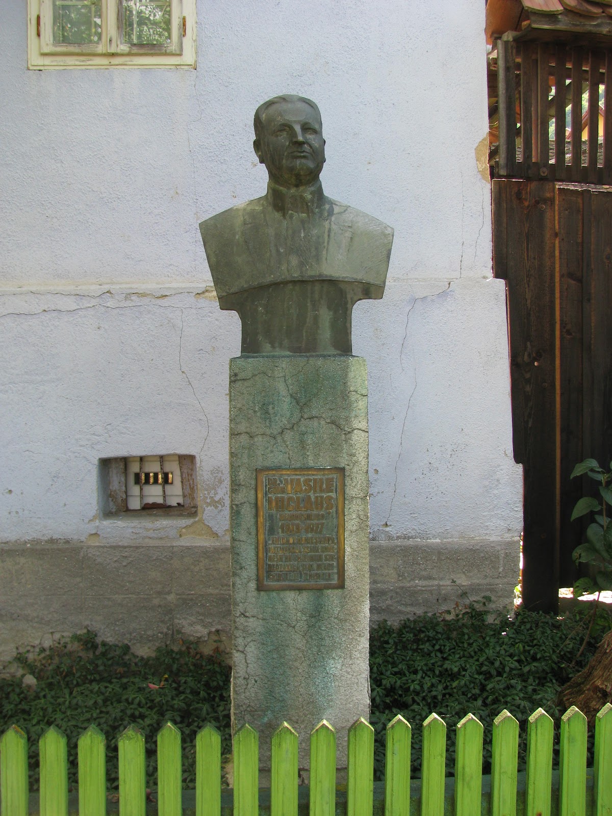 dr. Vasile Miclăuș Emlékmű - foto 1