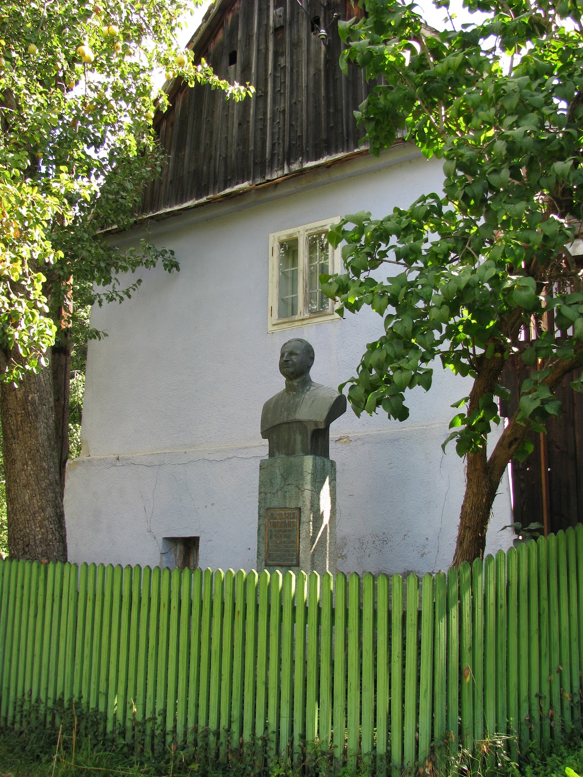 dr. Vasile Miclăuș Emlékmű - foto 3