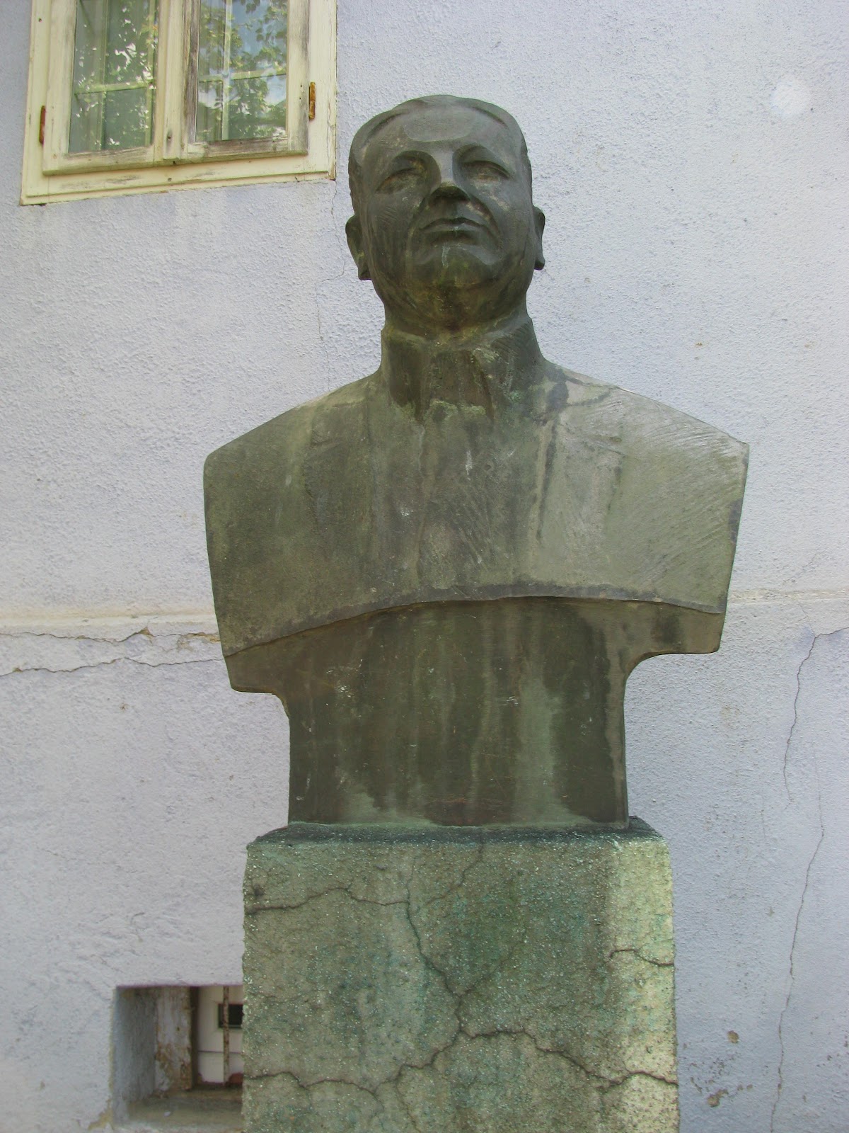 dr. Vasile Miclăuș Emlékmű - foto 5