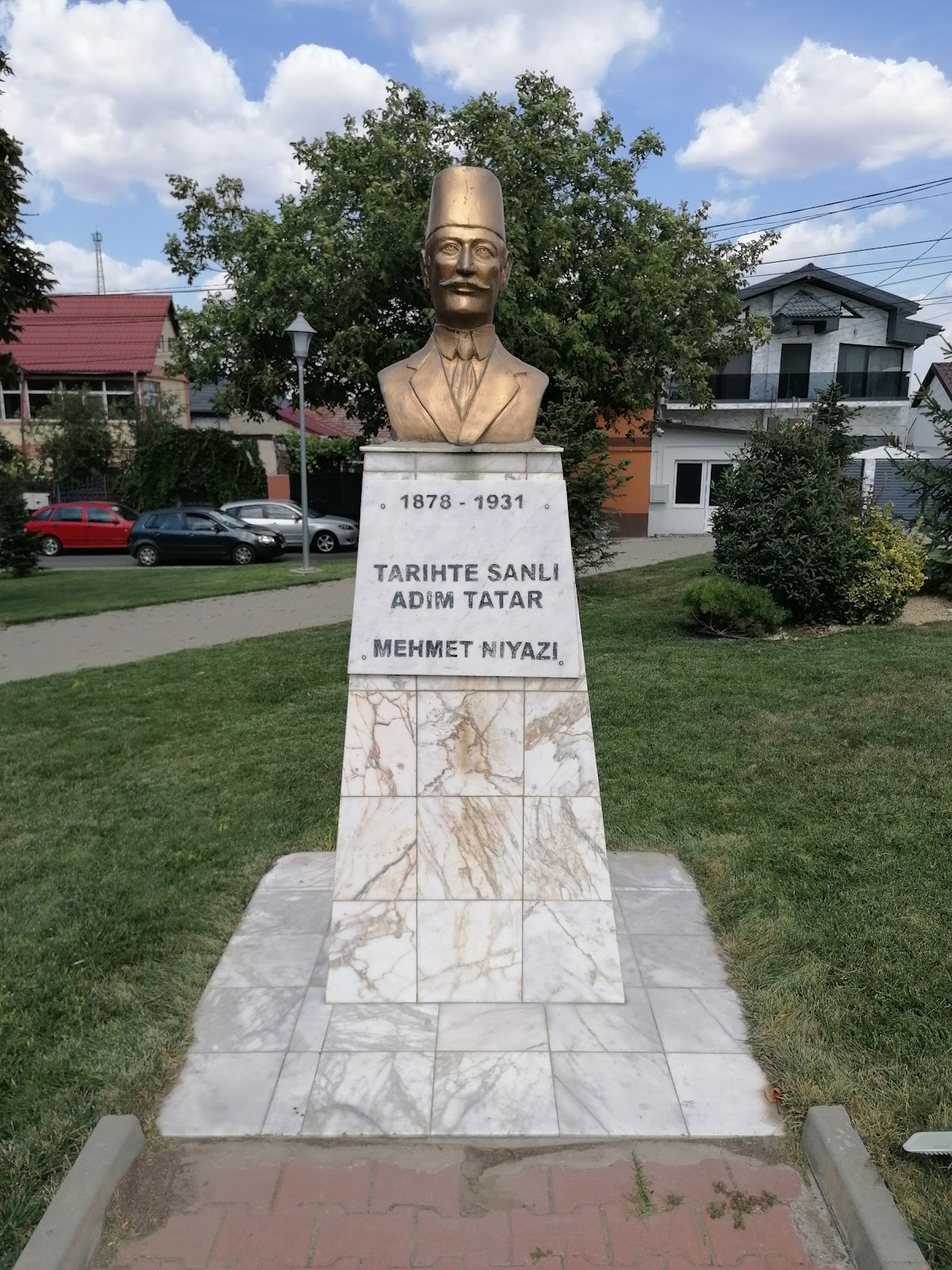 Monument Statui de lemn