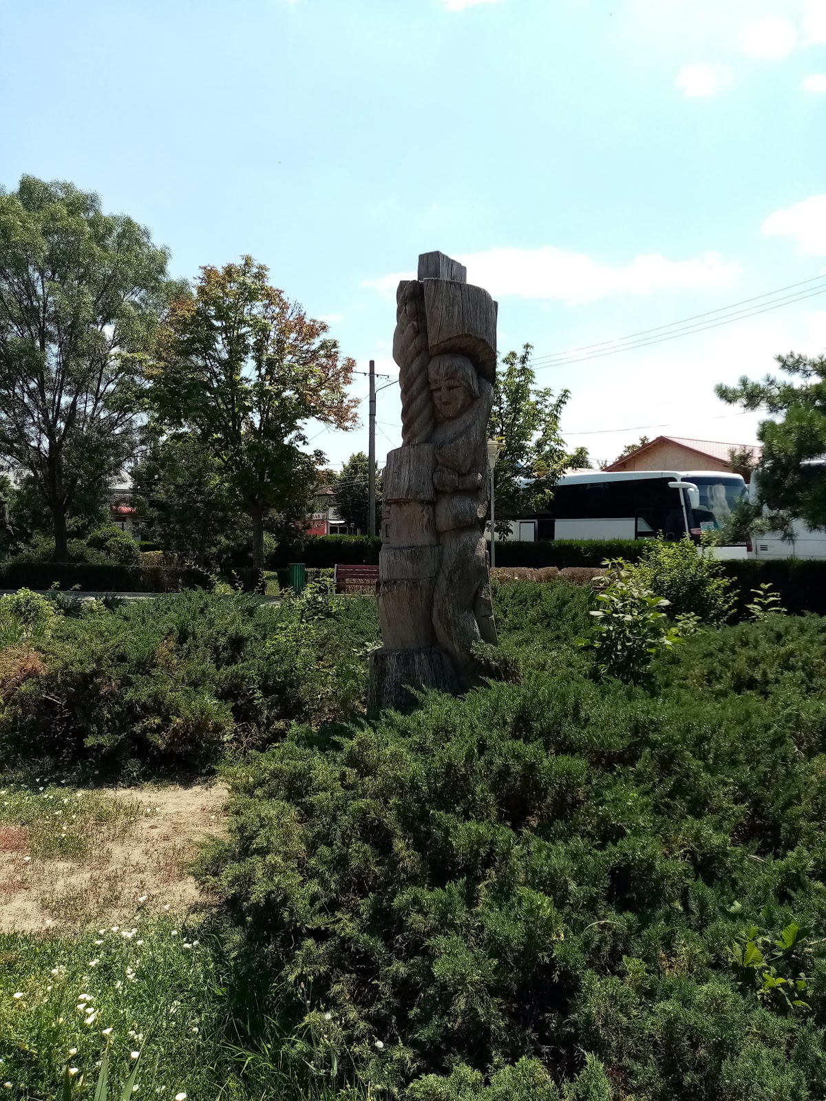 Monument Statui de lemn - foto 4