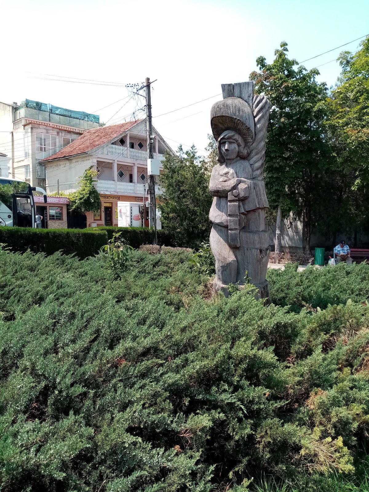 Monument Statui de lemn - foto 5