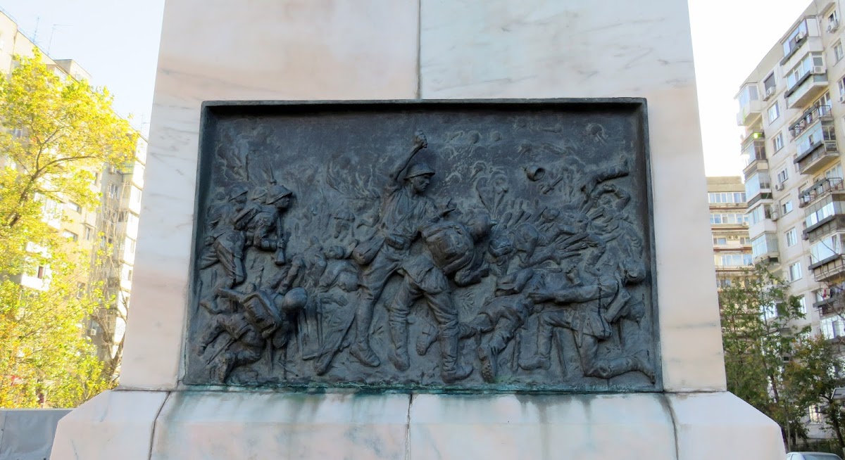 Monumentul eroilor căzuţi în primul şi al doilea război mondial - foto 3