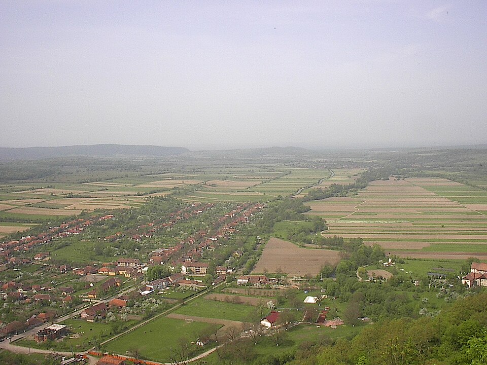 Monumento agli eroi Dezna, Dezna