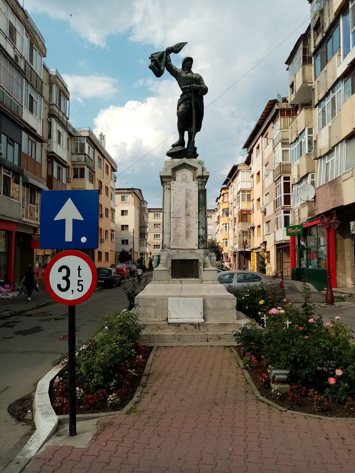Monumentul Eroilor Găești - foto 3