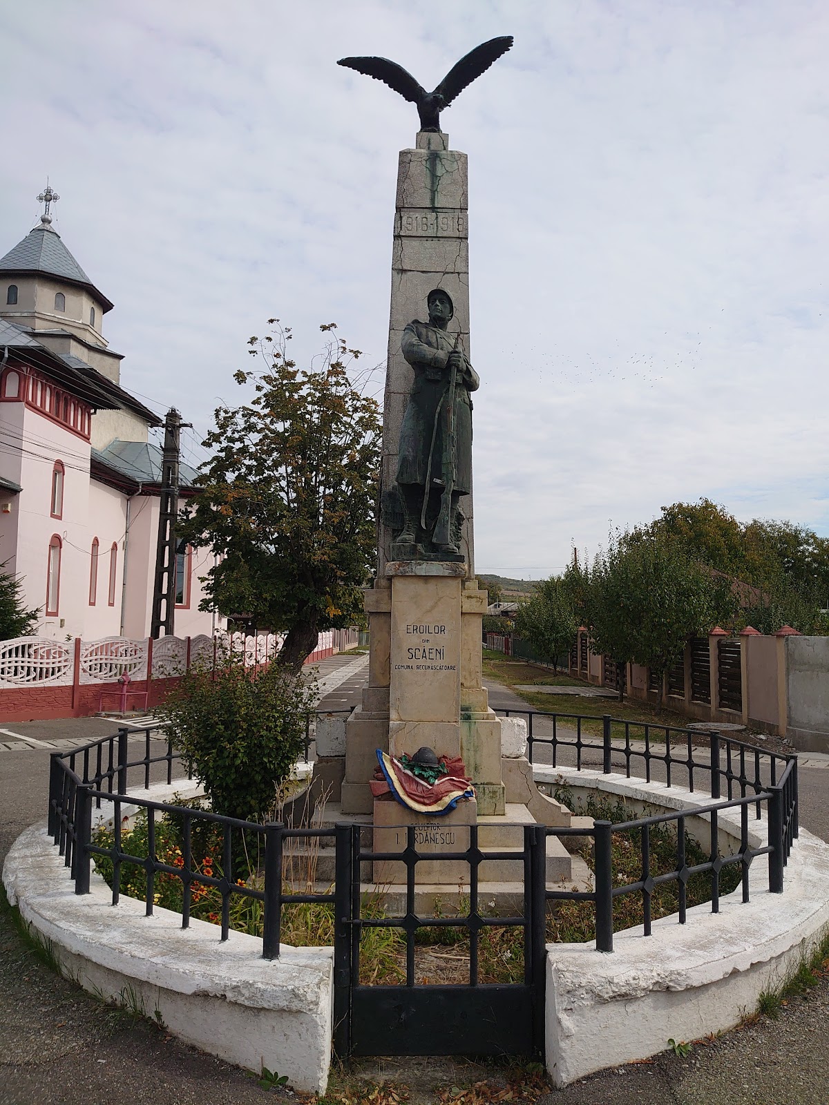 Scăeni Heroes Monument - foto 2