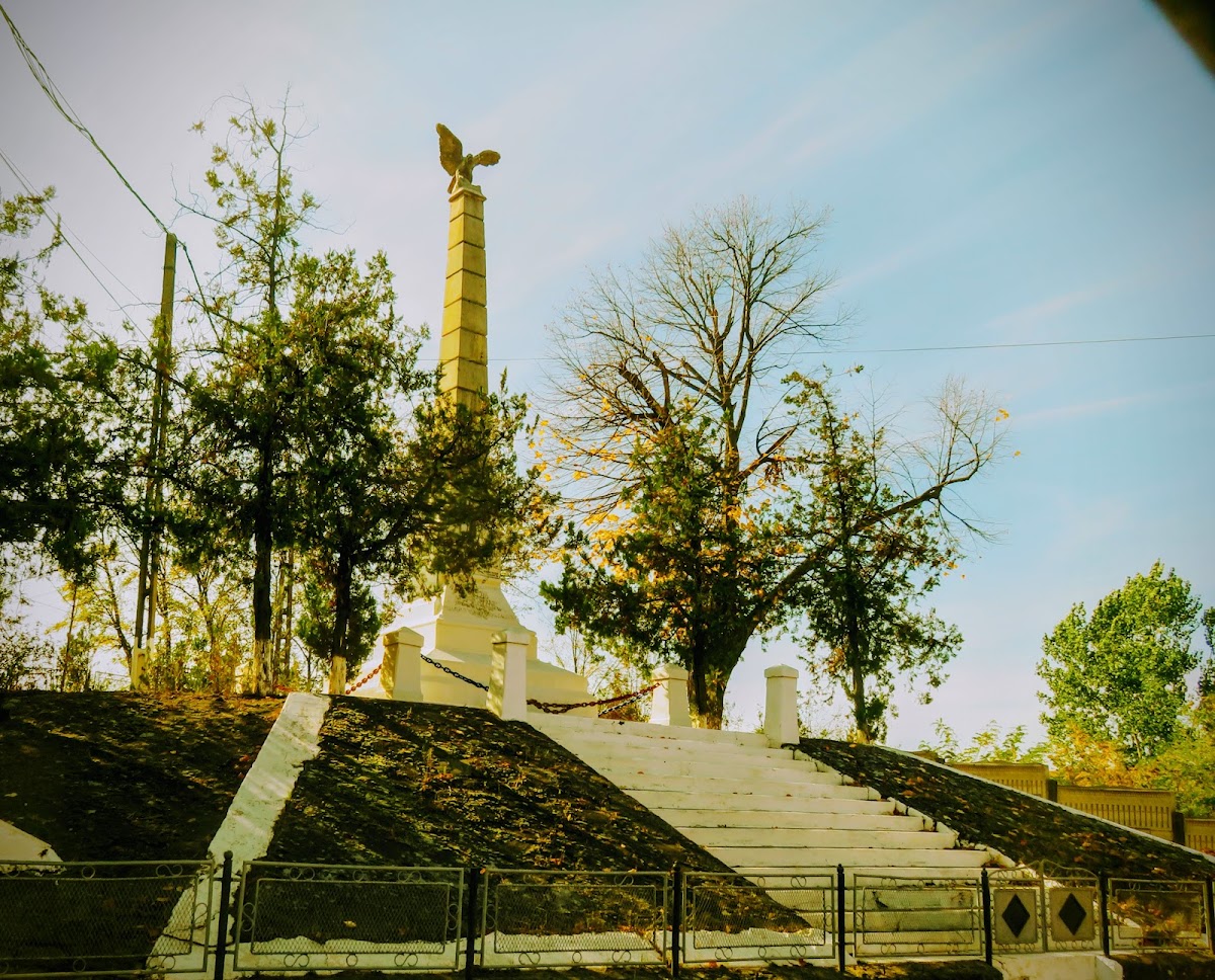 Monumentul Eroilor Tg. Bujor - foto 3