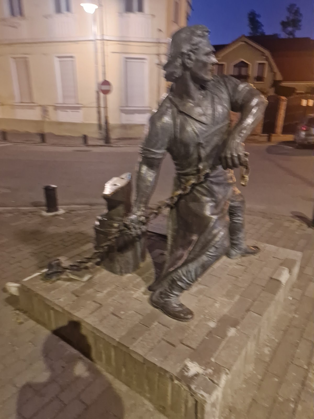 Monumentul Fierarului Georg Pfaffenbruder - foto 2