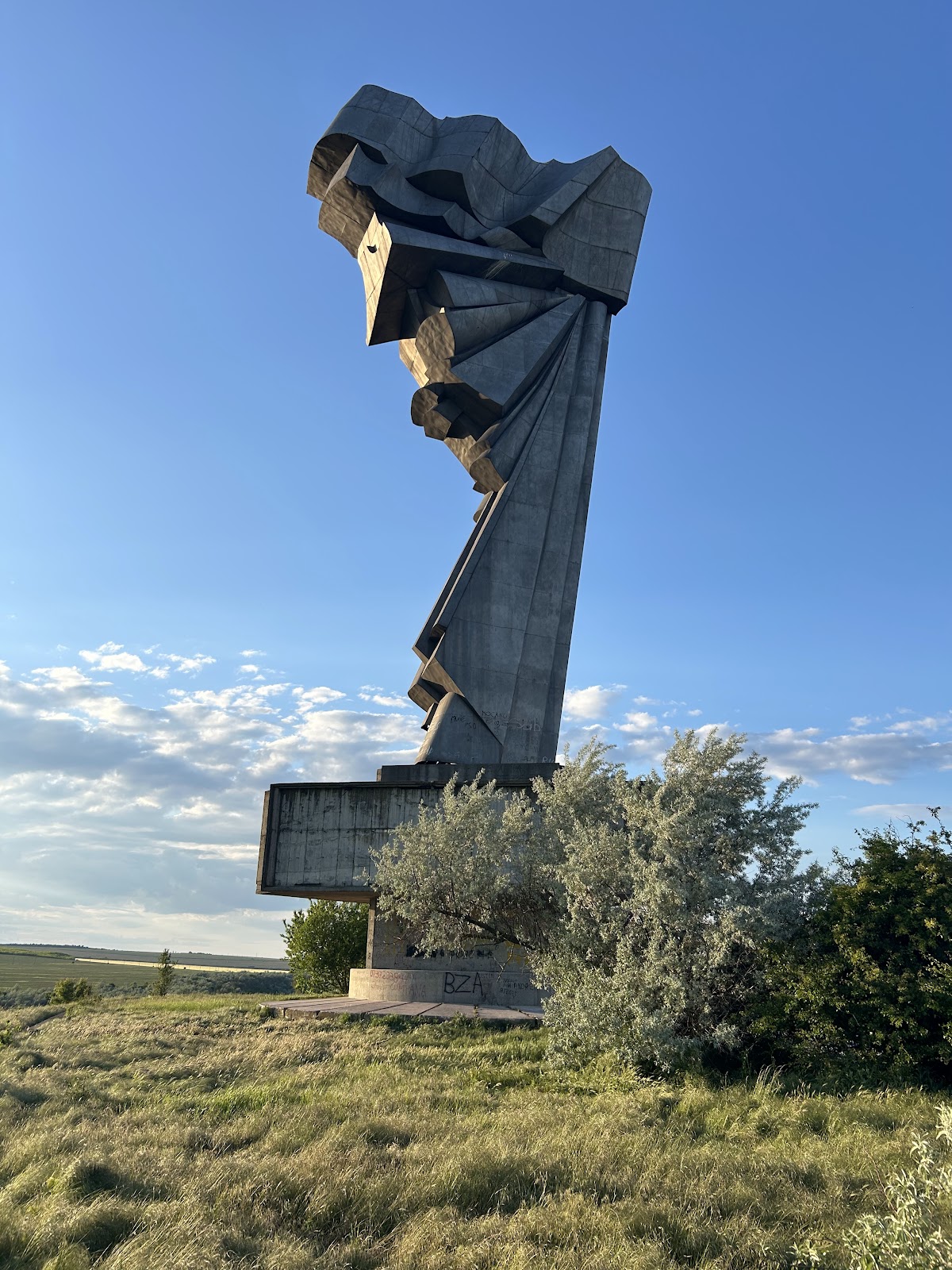 Monumentul Tineretului - foto 1