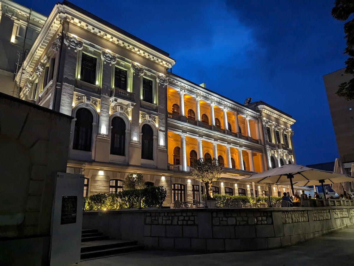 特奥多尔·科斯图斯库文化宫 - foto 3