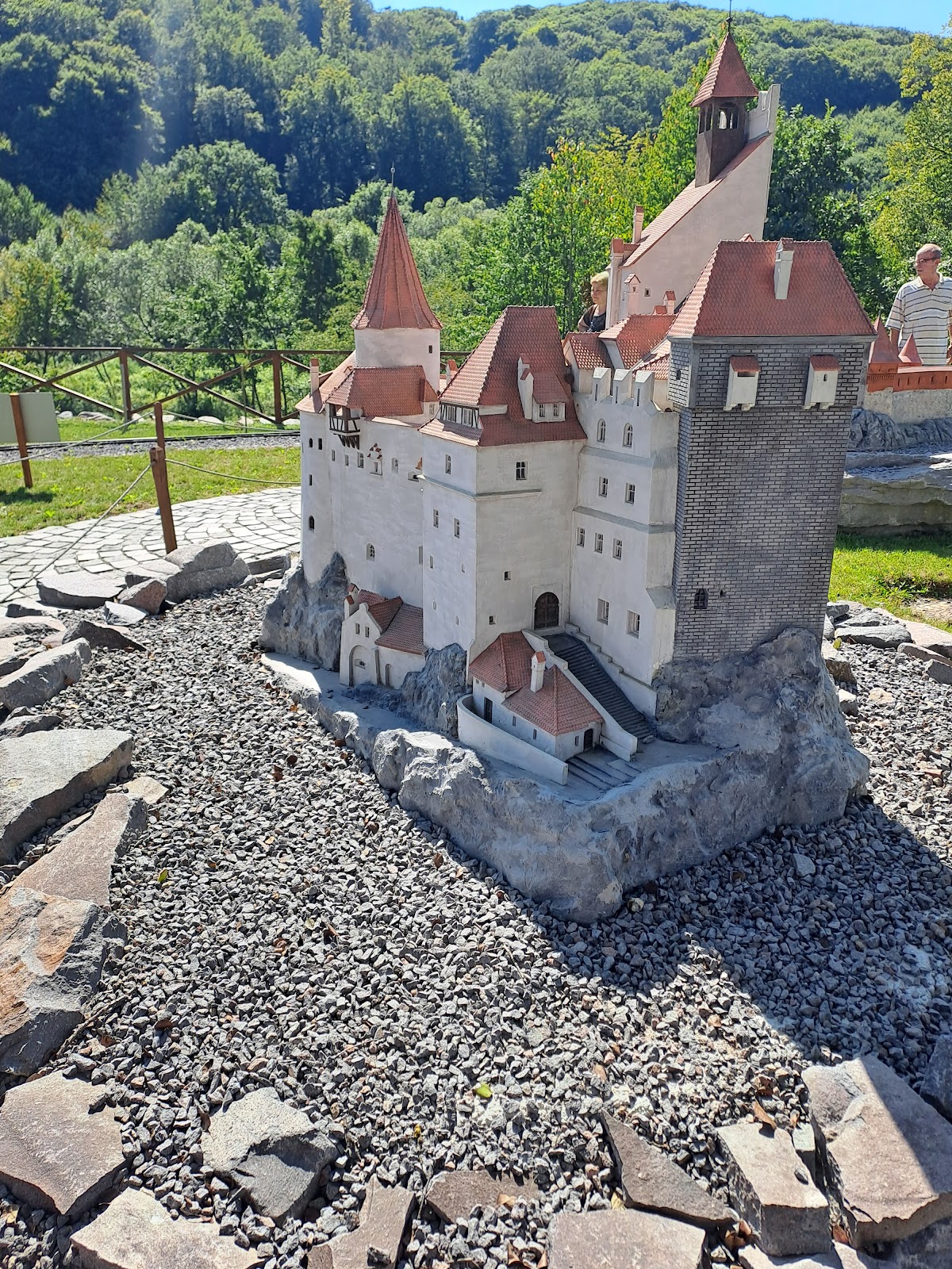 Parcare Muzeul Apelor Minerale Mini Transilvania Park - foto 2