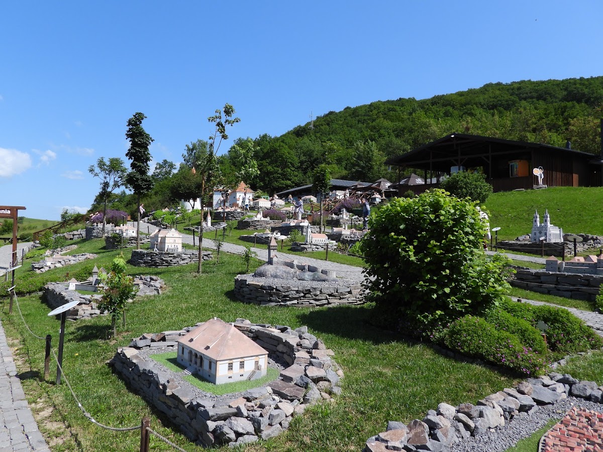 Parcare Muzeul Apelor Minerale Mini Transilvania Park - foto 4