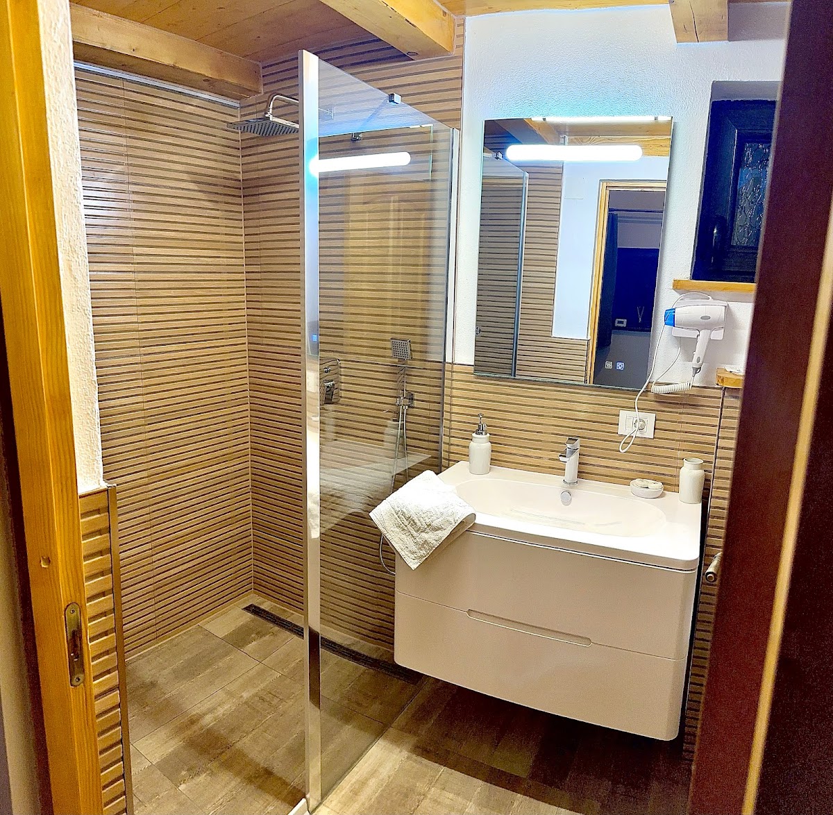 Pensiunea "Casa De Lemn" - foto 3